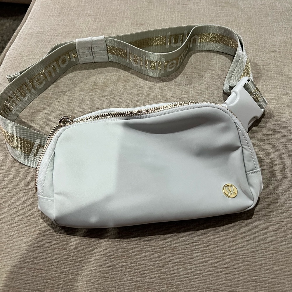 Lululemon everywhere belt bag